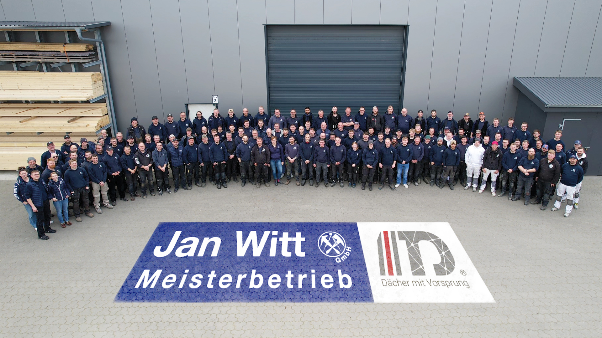 Teamfoto_Betriebsversammlung_2024-03_1920x1080px_RGB_Logo_100Top Gelaende Jan Witt Dachdecker